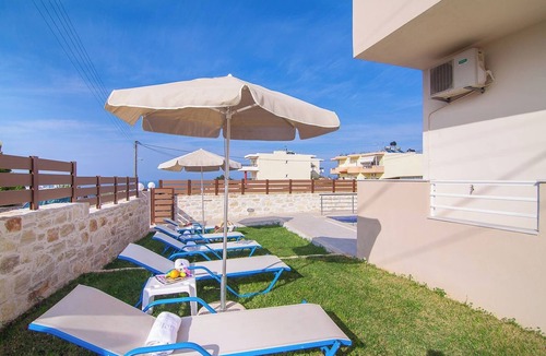 Skaleta Ski Chalet | 7 bedroom villa with pool, 700m from the beach!
