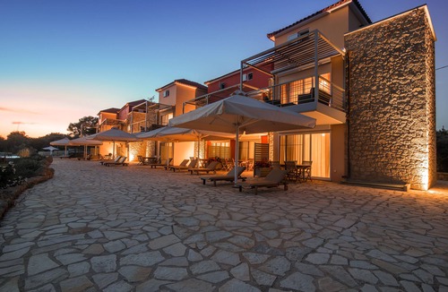 Gargaliani House | 80sqm waterfront family house with pool