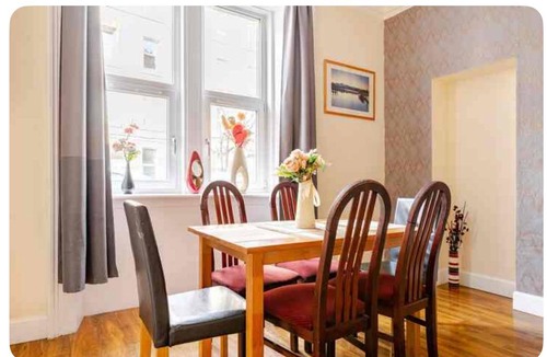 Dalry Apartment | 85 m² Apartment ∙ 3 bedrooms ∙ 10 guests