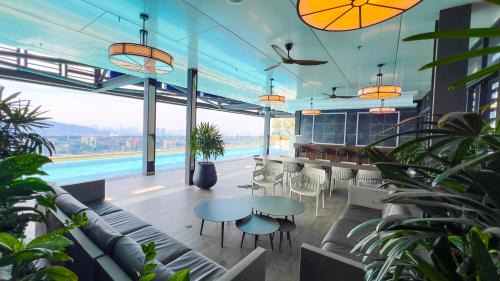 Sungai Penchala Apartment | 9 Mossaz skypool 5mins to 1U and Ikea atEmpire City by Light House