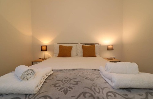Cumbernauld Apartment | 90 m² Apartment ∙ 3 bedrooms ∙ 6 guests