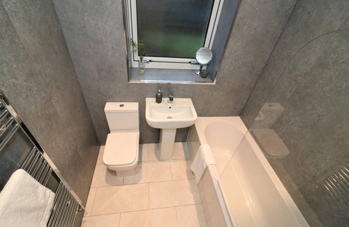 Cumbernauld Apartment | 90 m² Apartment ∙ 3 bedrooms ∙ 6 guests
