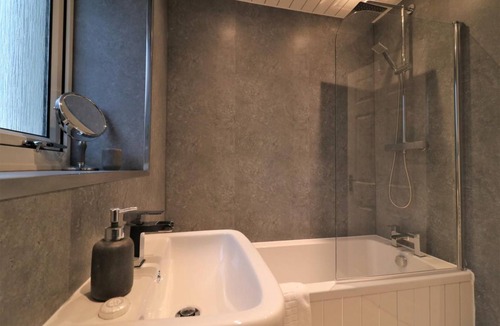 Cumbernauld Apartment | 90 m² Apartment ∙ 3 bedrooms ∙ 6 guests