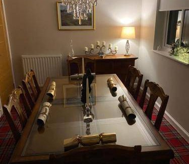 Kirkintilloch House | 90 m² House ∙ 2 bedrooms ∙ 4 guests