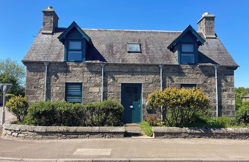Brora Cottage | A 2-bedroom cosy cottage based at the heart of the rural village of Brora.