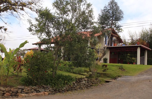 Orosi House | A beautiful home. Close to Orosi Thermal Pools!