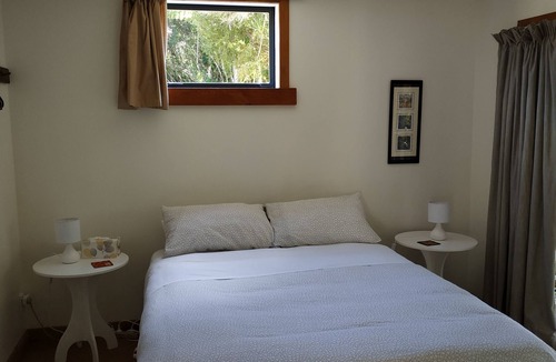 Golden Bay Apartment | A comfortable, private, country apartment. 300mts walk to safe sandy beach.