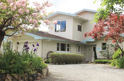 Richmond Apartment | A French style boutique guesthouse set in a large garden with a spa and pool.