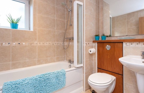 Tollcross Apartment | A gorgeous contemporary one-bed apartment in the heart of the city. Sleeps 4.