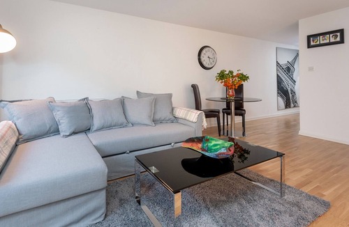 Tollcross Apartment | A gorgeous contemporary one-bed apartment in the heart of the city. Sleeps 4.
