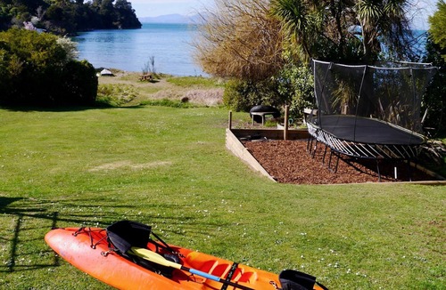 Kaiteriteri House | A large family home with beach access