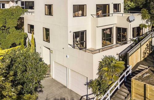Mana House | A LUX Room with Ensuite close to Beach and Train station