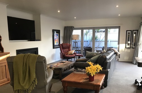 Gisborne House | A modern house close to town and the beach and backs on to a tree lined park