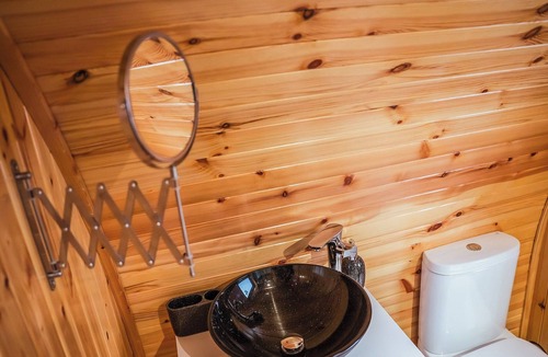 Kilmarnock Cottage | A perfect escape for couples and friends.