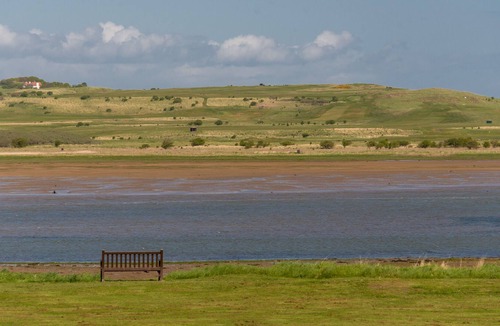 Aberlady Cottage | A picture-perfect 2 bedroom cottage boasting stunning waterfront views. Sleeps 4.