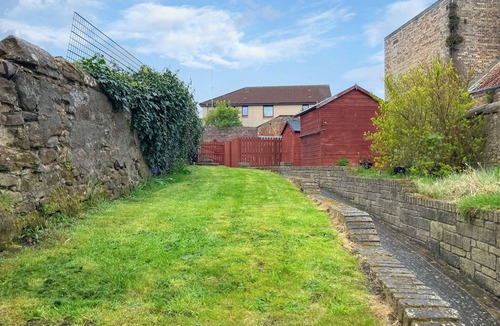 Kirkcaldy Cottage | A spacious house in an ideal location, across the road from the beach.