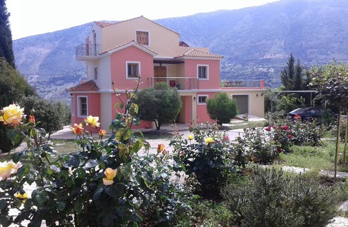 Argostoli Villa | A sunny villa 3 b/r 2 b/th near the sea