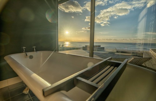 Otago House | ABSOLUTE BEACHFRONT LUXURY ACCOMODATIONnEntire home with Private Beach Access