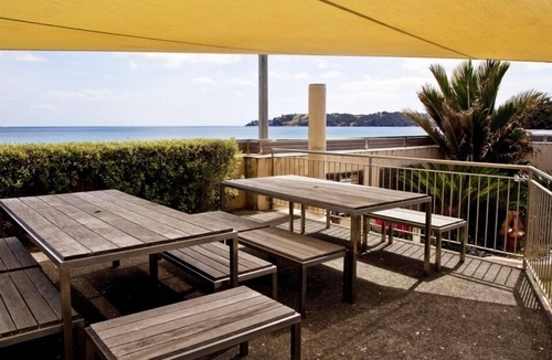 Onetangi House | Absolute beachfront position on Waiheke Island.