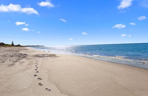 Pukehina House | ABSOLUTE BEACHFRONT TINYHOUSE, STUNNING VIEWS, SPA POOL, BBQ, FREE WIFI AND SKY TV!!