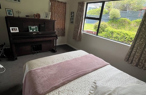 Tawa Bed & Breakfast | Accomodation for 5, plus a baby cot - pets by arrangement