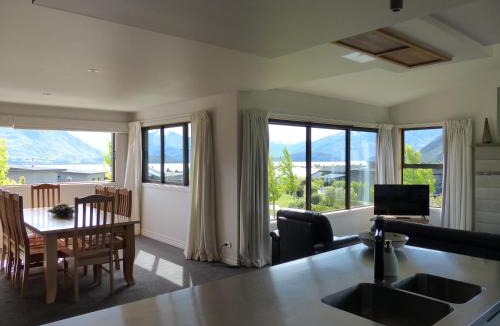 Wanaka House | acomo at Clutha - stunning views, pool & gym access