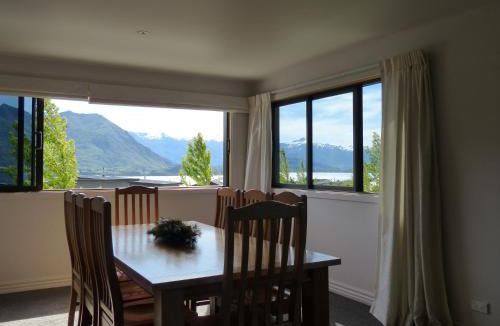 Wanaka House | acomo at Clutha - stunning views, pool & gym access