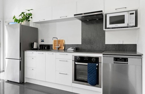 Acacia Bay Condo | Adorable One Bedroom Romantic Getaway - stylish, newly decorated, sunny & beautiful