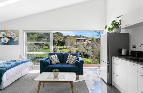 Acacia Bay Condo | Adorable One Bedroom Romantic Getaway - stylish, newly decorated, sunny & beautiful