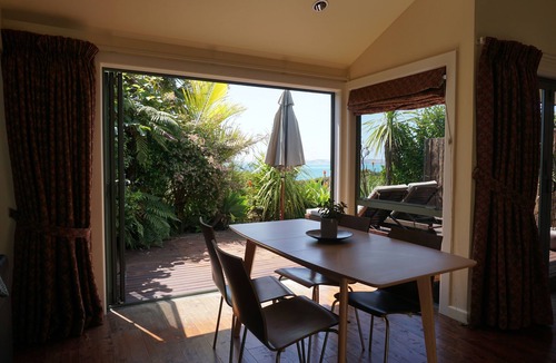 Raglan Apartment | Ahi Apartment with Tasman Sea views