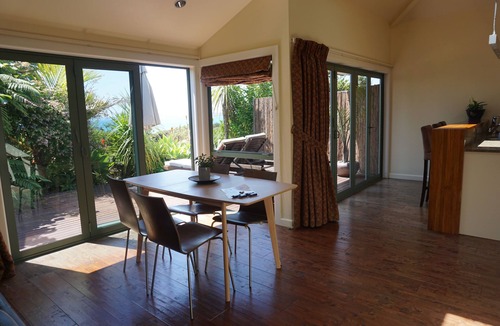 Raglan Apartment | Ahi Apartment with Tasman Sea views
