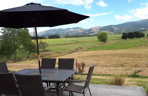 Makikihi House | AKATERE LODGE: 6 bdm. Tranquility. Great Views. Comfort. Parking. Free Wifi.
