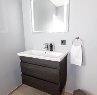 Oddeyrin Apartment | Akureyri Lux Apartments with hot tub access
