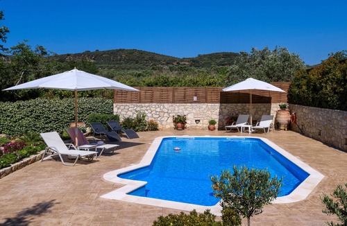 Nochia Villa | Alia Stone Villa - Ideal for families&groups. Heated pool & big garden.