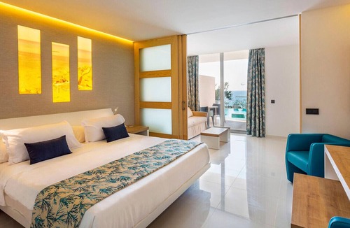 San Antonio Bay Resort | All inclusive two-bedroom suite and exclusive terrace with whirlpool in Ibiza