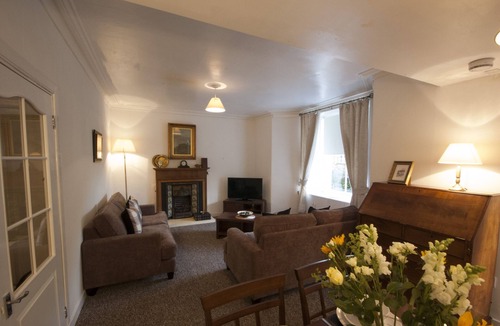Bridge of Allan Apartment | Allan Stream Apartment - an apartment that sleeps 4 guests in 2 bedrooms