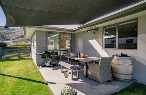 Lowburn House | Alpha'N'est - Cromwell Holiday Home