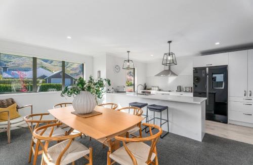 Lowburn House | Alpha'N'est - Cromwell Holiday Home