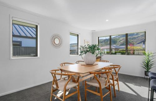 Lowburn House | Alpha'N'est - Cromwell Holiday Home