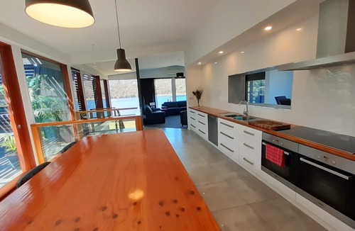 Old Beach House | AMAZING ICONIC 5-✨️ LUXURY WATERFRONT MANSION RETREAT ON THE FAMOUS RIVIERAWALK
