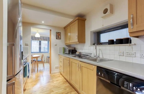 Old Town Apartment | ⭐️Amazing Location!⭐️In heart of the City. 2BR & Cot. Great Airport & Rail links