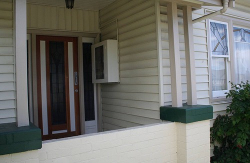 Moonah House | Amy Cottage - 3 bedroom/2 bathroom Centrally located for Shopping & Restaurants