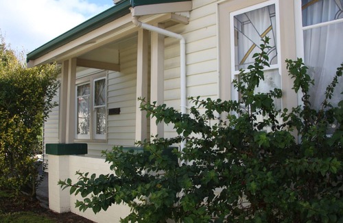 Moonah House | Amy Cottage - 3 bedroom/2 bathroom Centrally located for Shopping & Restaurants