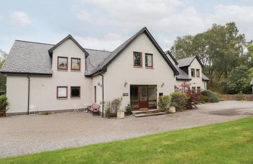 Newtonmore House | An Torr