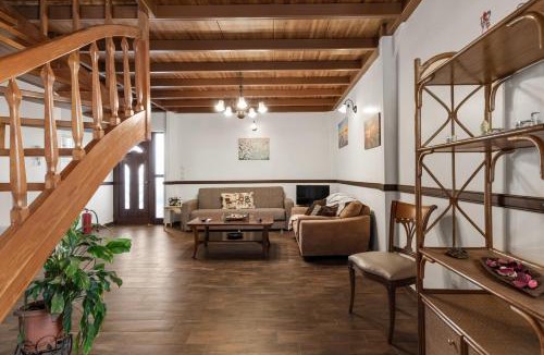 Aigaleo Apartment | Angi and George house