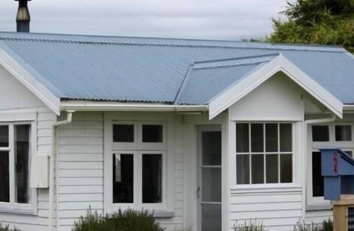 Hokitika House | Ann's Cottage - By the Sea -One minute Walk to the Beach