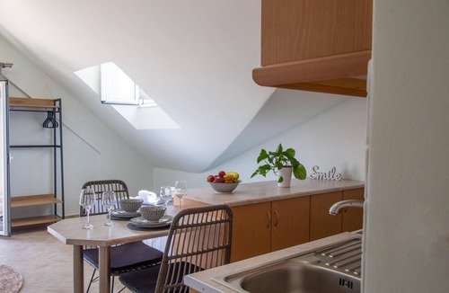 Lixouri Apartment | Apartment 'Anthi's Central' with Sea View, Wi-Fi and Air Conditioning