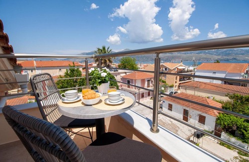 Lixouri Apartment | Apartment 'Anthi's Central' with Sea View, Wi-Fi and Air Conditioning