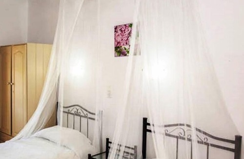 Gerani Apartment | Apartment only steps from the beach