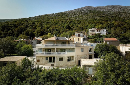 Plati Apartment | Apartment 'Villa 2' with Mountain View, Balcony and Wi-Fi